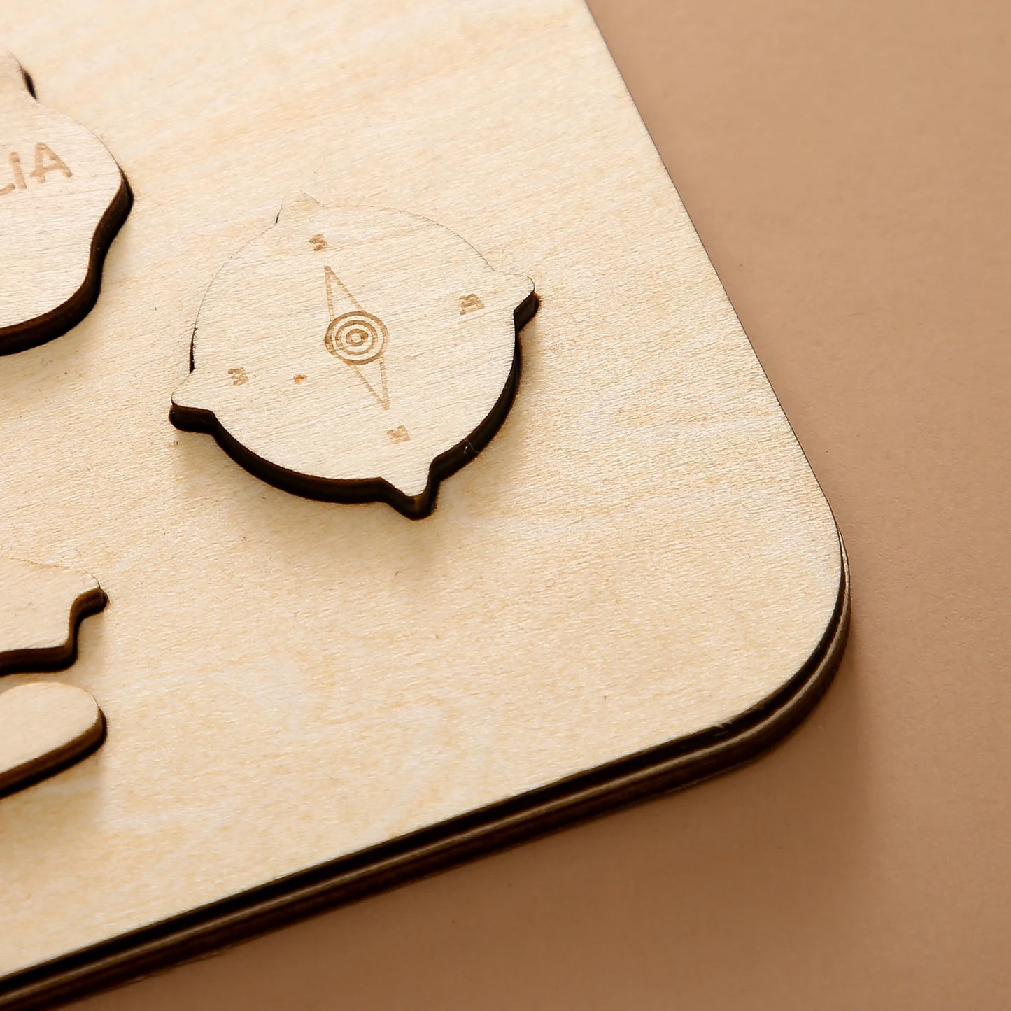 Weltkarte aus Holz